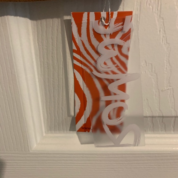 This shirt is from romwe, still has the tags on it - Picture 2 of 3